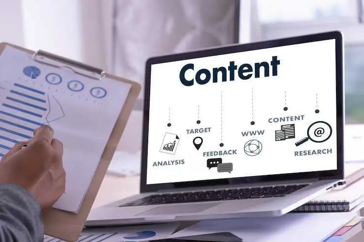 What is the difference between content marketing and advertising